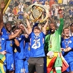 　クラブワールドカップで優勝を果たし、トロフィーを掲げて喜ぶチェルシーのマレスカ監督（中央）＝２０２５年７月（共同）