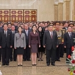 　新年を迎え、党幹部らとクムス山太陽宮殿を訪れた（前列左から）北朝鮮の金正恩朝鮮労働党総書記の妻、娘、金氏＝１日、平壌（朝鮮中央通信＝共同）