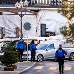 　１日、スイス・クランモンタナで発生した火災現場の一帯を調べる警察官（ＪＥＡＮ-ＣＨＲＩＳＴＯＰＨＥ　ＢＯＴＴ／ＫＥＹＳＴＯＮＥ提供・ＡＰ＝共同）