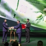 　新紙幣を披露するシリアのシャラア暫定大統領（左）ら＝２０２５年１２月２９日、ダマスカス（ＡＰ＝共同）