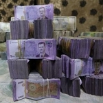 　シリアのアサド前大統領が描かれた旧紙幣（手前）＝２０２０年２月、シリア北部（ロイター＝共同）