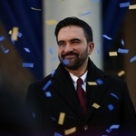 　１日、ニューヨークでの就任式で演説し、笑顔を見せるマムダニ市長（ＡＰ＝共同）