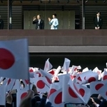 　新年一般参賀で、集まった人たちに手を振られる天皇、皇后両陛下、愛子さま、上皇ご夫妻、秋篠宮ご夫妻、悠仁さま、佳子さま＝２日午前、宮殿・長和殿