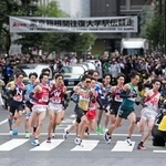 　スタートする選手たち＝東京・大手町