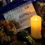　火災現場近くに手向けられた花と「星々の間で安らかにお休みください」と書かれたメッセージ＝２日、クランモンタナ（ロイター＝共同）