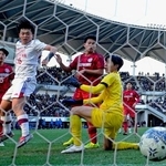 　大分鶴崎-流通経大柏　試合終了間際、ヘディングでハットトリックとなるゴールを決める流通経大柏・金子（左から２人目）。ＧＫ大倉＝フクアリ