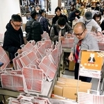 　そごう横浜店の初売りで、福袋を買い求める人たち＝２日午前
