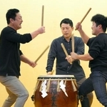 　石川県輪島市名舟町で開かれた伝統芸能「御陣乗太鼓」の打ち初め式＝２日午前