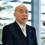 　記者会見する日本保守党の百田代表＝２日午後、三重県伊勢市