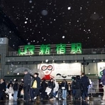 　雪が降るＪＲ新宿駅前を歩く人たち＝２日夜