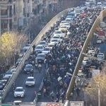 　テヘランで抗議デモを行う人々＝２０２５年１２月２９日（ファルス通信提供、ＡＰ＝共同）