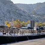 　雪の影響で渋滞する山陽自動車道の岩国ＩＣ付近＝３日午前１０時２３分、山口県岩国市