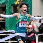　ゴールする青学大のアンカー・折田壮太。史上初となる２度目の総合３連覇を果たした＝東京・大手町