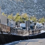 　雪の影響で渋滞する山陽自動車道の岩国ＩＣ付近＝３日午前１０時２７分、山口県岩国市