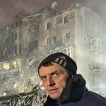 　２日、ロシア軍の空爆で破壊されたアパートと男性住民＝ウクライナ東部ハルキウ州（ロイター＝共同）