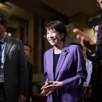 　高市早苗首相（中央）＝２日、首相公邸