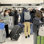 　海外で年を越した人などで混雑する成田空港の国際線到着ロビー＝３日午前