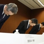 　昨年９月、情報の不正持ち出し事案で記者会見し、謝罪する日本生命保険の赤堀直樹副社長（中央）ら＝東京都千代田区