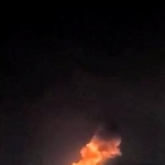 　爆発によって立ち上る煙＝３日、カラカス（ロイター＝共同）