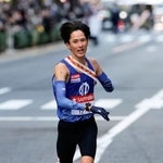 　３位でゴールする順天堂大の山本悠＝東京・大手町