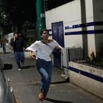 　３日、ベネズエラの首都カラカスでの爆発後に逃げる人たち（ＡＰ＝共同）