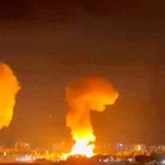 　３日、ベネズエラの首都カラカスで、爆発により立ち上る炎と煙（ロイター＝共同）