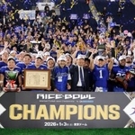 　２年連続６度目の優勝を果たし、記念写真に納まるパナソニックの選手ら＝東京ドーム