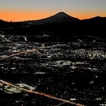 　Ｕターンラッシュがピークを迎え、東京方面（手前）へ向かう車で渋滞する東名高速道路。左下は海老名サービスエリア、奥は富士山＝３日午後５時２３分（共同通信社ヘリから）