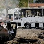 　３日、ベネズエラ首都カラカスの軍基地で破壊された車両（ロイター＝共同）