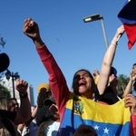 　チリの首都サンティアゴで、マドゥロ大統領の拘束を喜ぶベネズエラ人＝３日（ロイター＝共同）