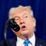 　３日、米フロリダ州の私邸で記者会見するトランプ大統領（ＡＰ＝共同）