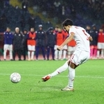 　ＰＫを放つチュニジアの選手＝３日（ロイター＝共同）