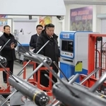 　軍需工場を訪れ「戦術誘導兵器」の生産状況を確認する北朝鮮の金正恩朝鮮労働党総書記（手前）＝３日（朝鮮中央通信＝共同）