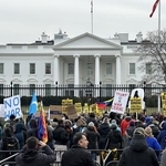 　米ホワイトハウス前で、米国によるベネズエラ攻撃に抗議する人たち＝３日、ワシントン（共同）