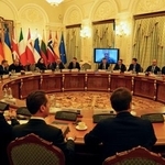 　ウクライナ大統領府で協議に臨む有志国の安全保障担当者ら＝３日、キーウ（共同）