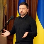 　ウクライナ大統領府で記者団に語るゼレンスキー大統領＝３日、キーウ（共同）