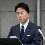 　北朝鮮のミサイル発射を受け、記者会見する小泉防衛相＝４日午前、防衛省