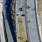 　車十数台が絡む事故現場付近で散乱した茶葉＝４日午前１１時２４分、栃木県佐野市（共同通信社ヘリから）