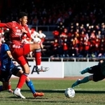 　大津-流通経大柏　前半、チーム２点目のゴールを決める流通経大柏・メンディー（左手前）。ＧＫ村上葵＝浦和駒場