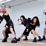 　大学祭で歌う食育アイドル「ＩＸ-ＡＬＩＣＥ」＝北海道恵庭市