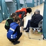 　能登半島地震の「１・５次避難所」で被災者のケアに当たるＤＷＡＴ隊員ら＝２０２４年６月、金沢市（石川県提供）