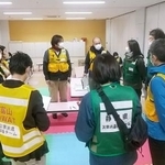 　能登半島地震に応援を派遣した静岡、富山、京都、岡山４府県の災害派遣福祉チームによる打ち合わせ＝２０２４年１月、石川県七尾市役所（静岡ＤＷＡＴ提供）