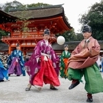 　平安時代の貴族らが楽しんだ蹴鞠を奉納する新春恒例の「蹴鞠初め」。色鮮やかな伝統装束の男女が優雅に鞠を蹴り上げた＝４日午後、京都市左京区の下鴨神社