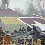 　軍事パレードで、部隊を閲兵するミンアウンフライン総司令官＝２０２３年、ミャンマーの首都ネピドー