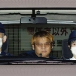 　山口直也容疑者（中央）＝昨年１２月