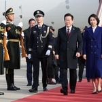 　４日、中国・北京の空港に到着した韓国の李在明大統領と妻の金恵景氏（聯合＝共同）