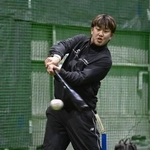 　自主トレで打撃練習する広島・小園＝広島市