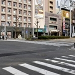 　横断歩道を歩いていた男女がひかれる事故があった交差点＝４日午後、名古屋市中区錦
