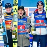 　Ｗ杯ジャンプ男子個人第１４戦で初優勝し、表彰式で笑顔の二階堂蓮（中央）＝インスブルック（共同）