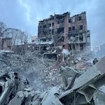 　２日、ロシア軍の空爆で破壊されたアパート＝ウクライナ東部ハルキウ州（ロイター＝共同）